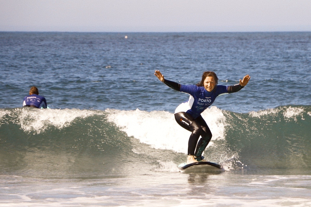 Beginner surf lesson with Porto Surf School