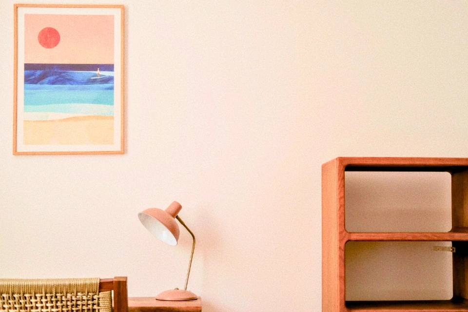 Standard room with a work desk at the Porto Surf Lodge.