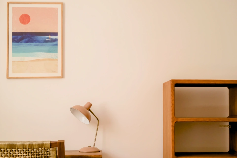 Standard room with a work desk at the Porto Surf Lodge.